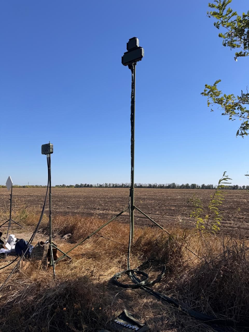 Дві виносні антени COBRA на стійках різної висоти під час польового розгортання