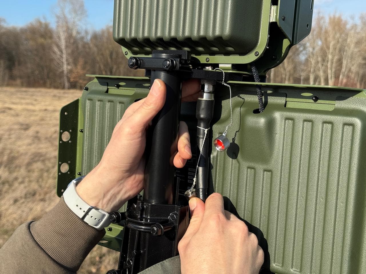 Кріплення та кабельні роз’єми виносної антени COBRA — крупний план