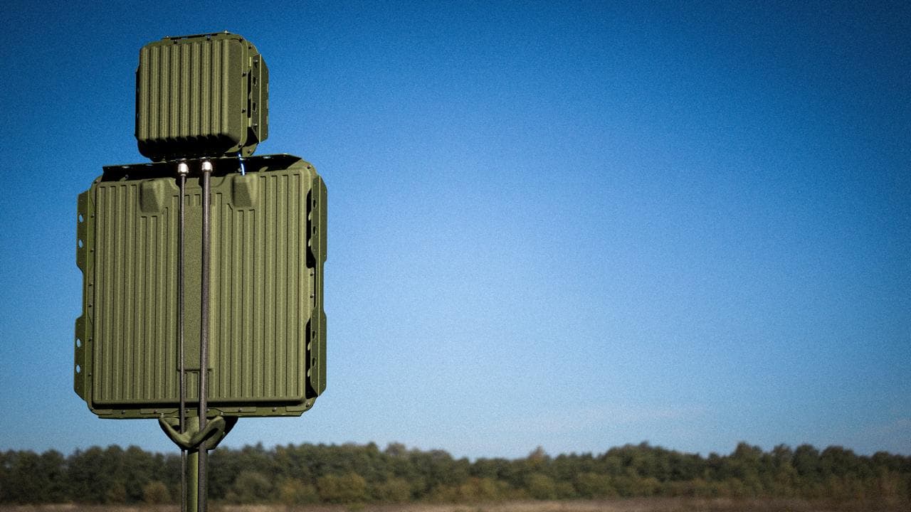 Задні панелі двох антенних блоків COBRA на щоглі на тлі неба