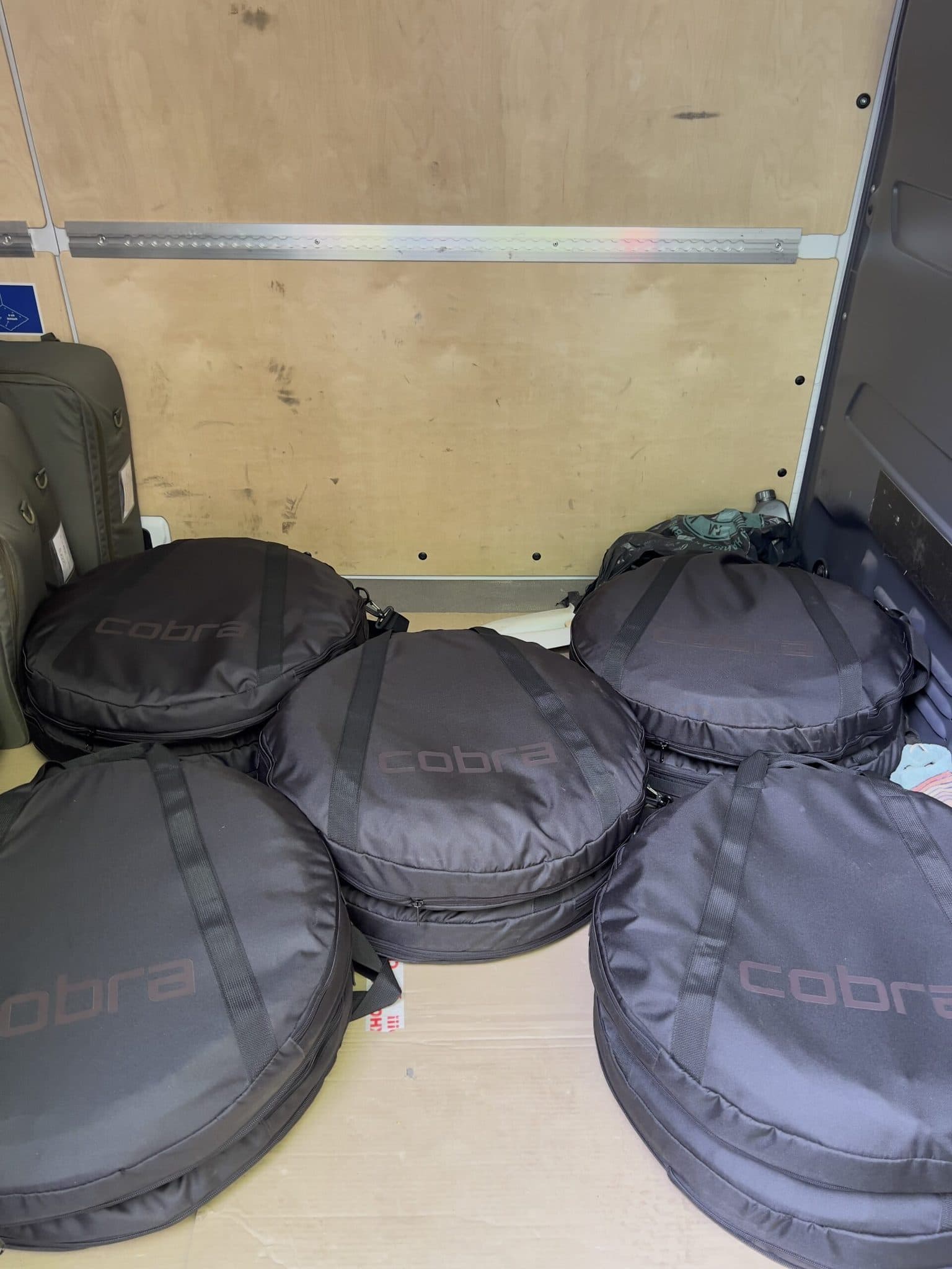 Круглі транспортні чохли COBRA у вантажному відсіку автомобіля